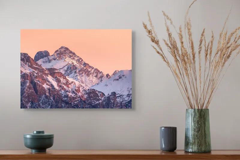 Tablou Canvas, "Răsărit peste culmile înzăpezite ale munților", Măreție, Serenitate, Alpenglow, Vârfuri, Zăpadă, Răsărit, Tăcere, Natură, 54 x 39 cm – poza 4