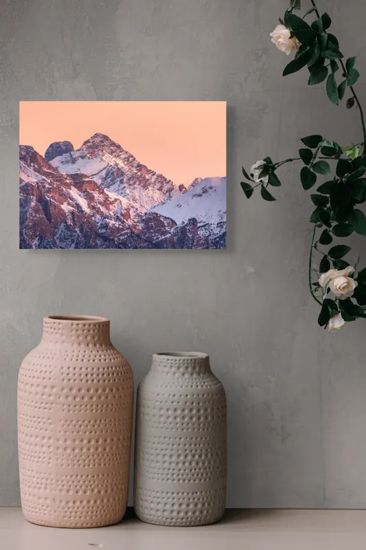 Tablou Canvas, "Răsărit peste culmile înzăpezite ale munților", Măreție, Serenitate, Alpenglow, Vârfuri, Zăpadă, Răsărit, Tăcere, Natură, 54 x 39 cm – poza 8