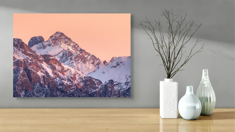 Tablou Canvas, "Răsărit peste culmile înzăpezite ale munților", Măreție, Serenitate, Alpenglow, Vârfuri, Zăpadă, Răsărit, Tăcere, Natură, 70 x 50 cm – poza 3