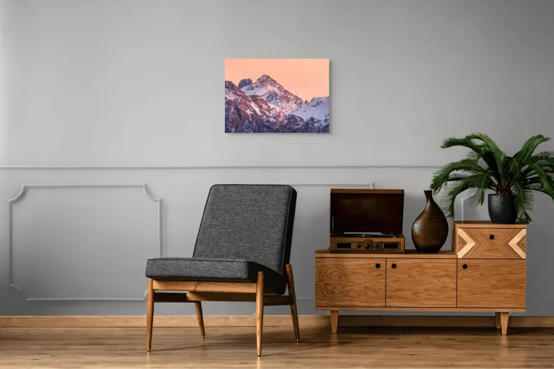 Tablou Canvas, "Răsărit peste culmile înzăpezite ale munților", Măreție, Serenitate, Alpenglow, Vârfuri, Zăpadă, Răsărit, Tăcere, Natură, 70 x 50 cm – poza 4