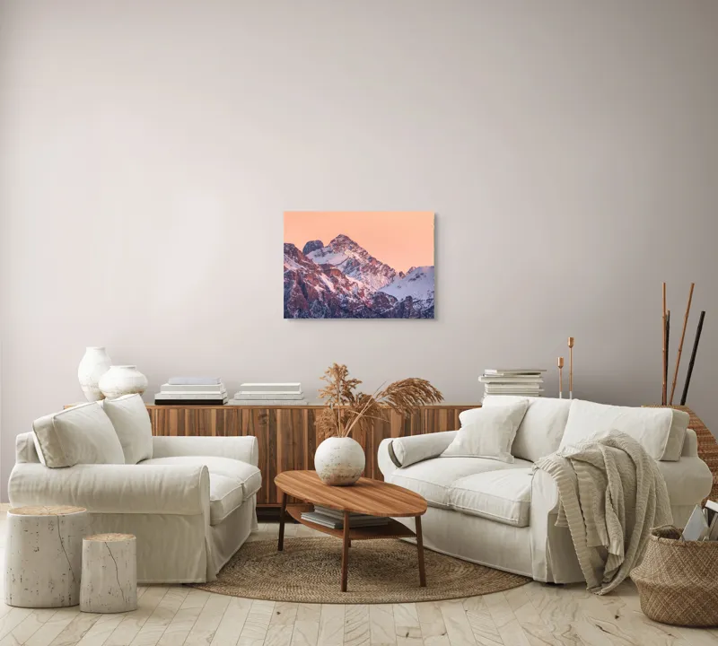 Tablou Canvas, "Răsărit peste culmile înzăpezite ale munților", Măreție, Serenitate, Alpenglow, Vârfuri, Zăpadă, Răsărit, Tăcere, Natură, 70 x 50 cm – poza 6