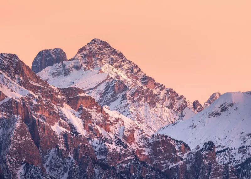 Tablou Canvas, "Răsărit peste culmile înzăpezite ale munților", Măreție, Serenitate, Alpenglow, Vârfuri, Zăpadă, Răsărit, Tăcere, Natură, 70 x 50 cm – poza 2