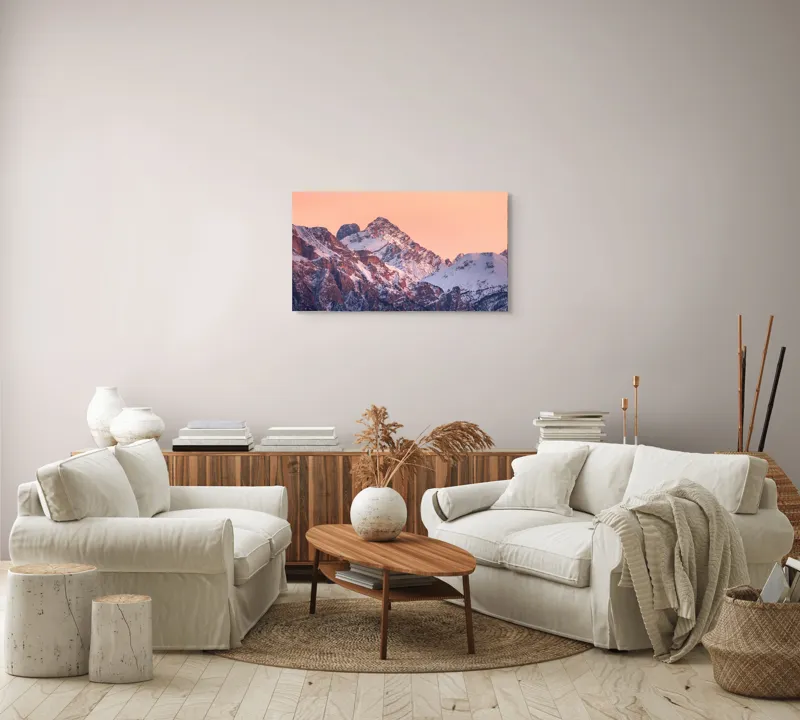 Tablou Canvas, "Răsărit peste culmile înzăpezite ale munților", Măreție, Serenitate, Alpenglow, Vârfuri, Zăpadă, Răsărit, Tăcere, Natură, 90 x 50 cm – poza 4