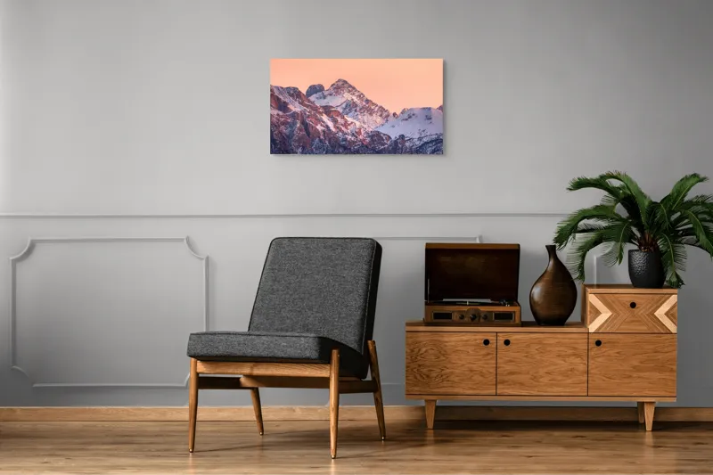Tablou Canvas, "Răsărit peste culmile înzăpezite ale munților", Măreție, Serenitate, Alpenglow, Vârfuri, Zăpadă, Răsărit, Tăcere, Natură, 90 x 50 cm – poza 6