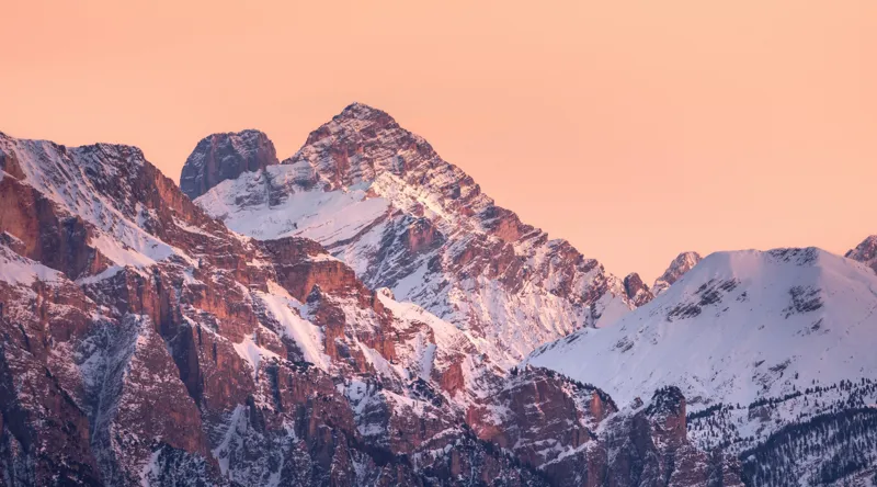 Tablou Canvas, "Răsărit peste culmile înzăpezite ale munților", Măreție, Serenitate, Alpenglow, Vârfuri, Zăpadă, Răsărit, Tăcere, Natură, 90 x 50 cm – poza 2