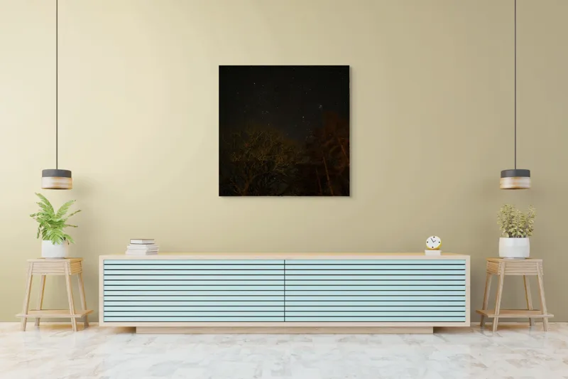 Tablou Canvas, "Stelele strălucesc peste pădurea întunecată", Stele, Cer, Noapte, Copaci, Natură, Lumină, Galaxie, Linie, Întuneric, Taină., 100 x 100 cm – poza 5