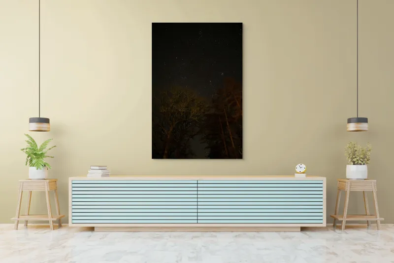 Tablou Canvas, "Stelele strălucesc peste pădurea întunecată", Stele, Cer, Noapte, Copaci, Natură, Lumină, Galaxie, Linie, Întuneric, Taină., 100 x 150 cm – poza 4
