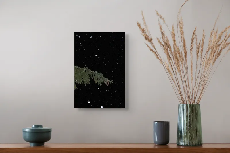 Tablou Canvas, "Zăpezi de iarnă sub stele", Brad, Noapte, Fulgi, Cer, Iarnă., 26 x 39 cm – poza 5