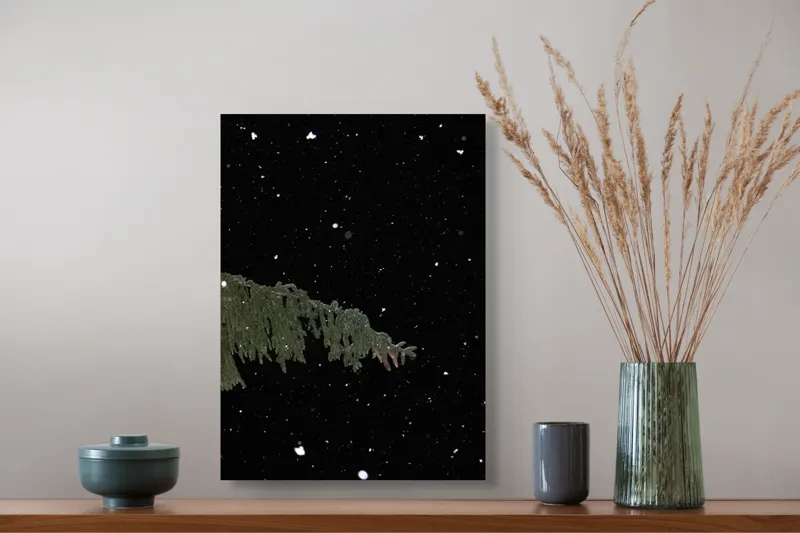 Tablou Canvas, "Zăpezi de iarnă sub stele", Brad, Noapte, Fulgi, Cer, Iarnă., 39 x 54 cm – poza 3