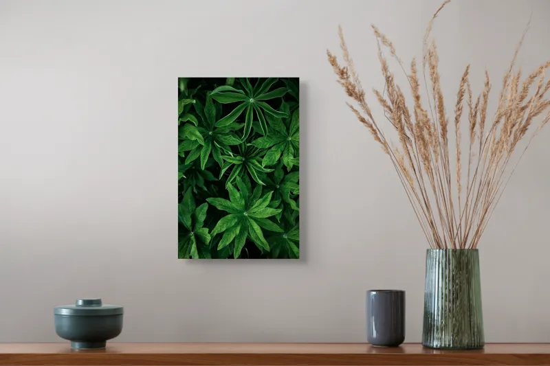 Tablou Canvas, "Freamătul frunzelor în adâncul pădurii", Frunze, Verde, Lucioase, Texturate, Naturale, Exuberante, Lungi, Frăgezime, Intense, Proaspete, 26 x 39 cm – poza 5