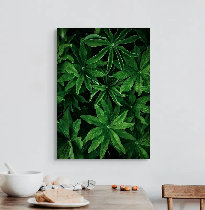 Tablou Canvas, "Freamătul frunzelor în adâncul pădurii", Frunze, Verde, Lucioase, Texturate, Naturale, Exuberante, Lungi, Frăgezime, Intense, Proaspete, 50 x 70 cm – poza 3