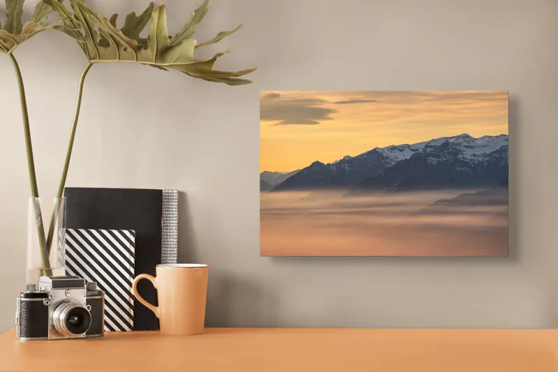 Tablou Canvas, "Munți îmbrățișați de ceața dimineții", Nori, Munți, Apus, Ceață, Lumină, Siluetă, Cer, Calm, Peisaj, Natură, 39 x 26 cm – poza 3