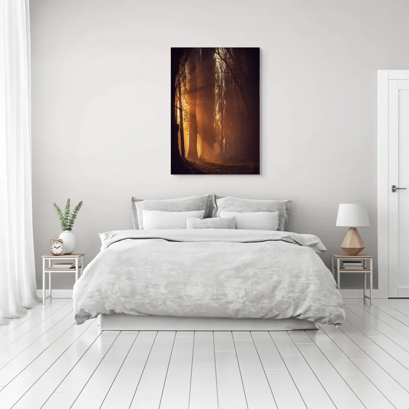 Tablou Canvas, "Raze de soare printre copaci înalți", Auriu, Mister, Pădure, Luminiș, Umbre, Tranquilitate, Apus, Copaci, Frunziș, Întuneric., 70 x 100 cm – poza 3