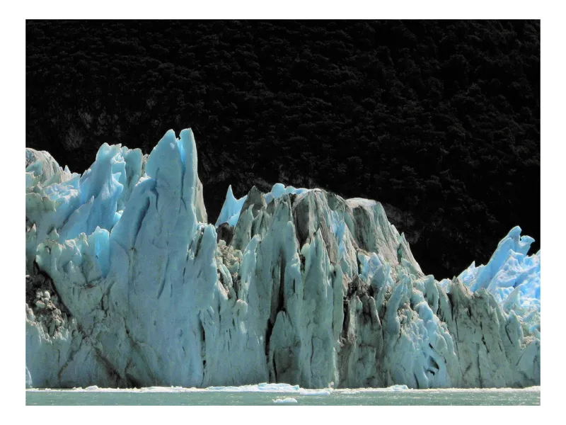 Tablou Canvas, "Regatul de Gheață al Tăcerii", Gheață, Munți, Contrast, Albastru, Întunecat, Natură, Peisaj, Glaciar, 54 x 39 cm