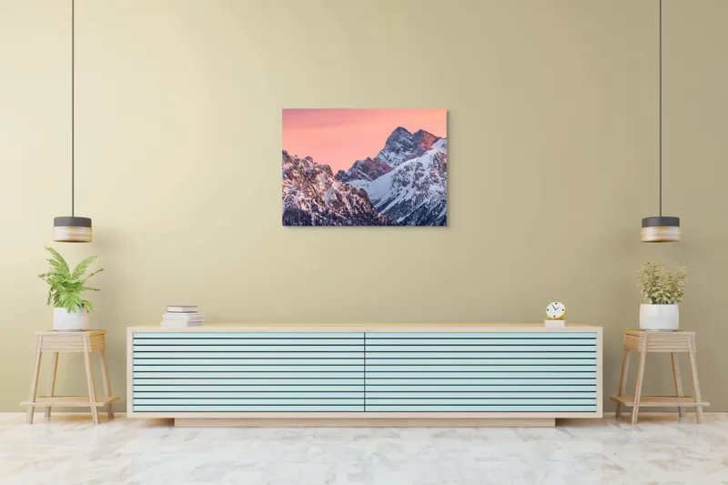 Tablou Canvas, "Lumina caldă a crestelor înzăpezite", Munți, Zăpadă, Amurg, Cer Roz, Vârfuri, Peisaj, Calm, 100 x 70 cm – poza 4