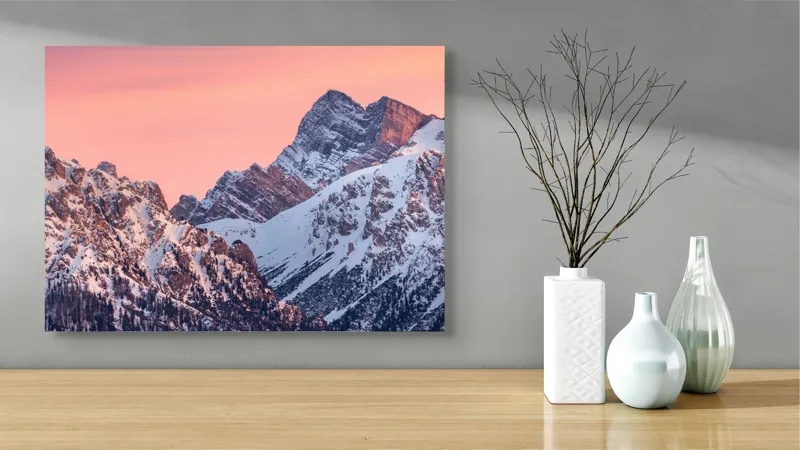 Tablou Canvas, "Lumina caldă a crestelor înzăpezite", Munți, Zăpadă, Amurg, Cer Roz, Vârfuri, Peisaj, Calm, 70 x 50 cm – poza 3