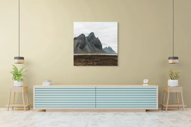 Tablou Canvas, "Munții maiestuoși sub cer înnorat", Munți, Nor, Peisaj, Maluri, Stânci, Natură, Calm, Eternitate, 100 x 100 cm – poza 5