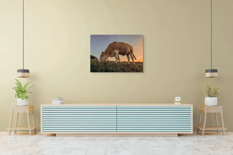 Tablou Canvas, "Vaca pășunând la apusul soarelui", Vacă, Apus, Iarbă, Fermă, Cer, Natură, Peisaj., 100 x 70 cm – poza 4