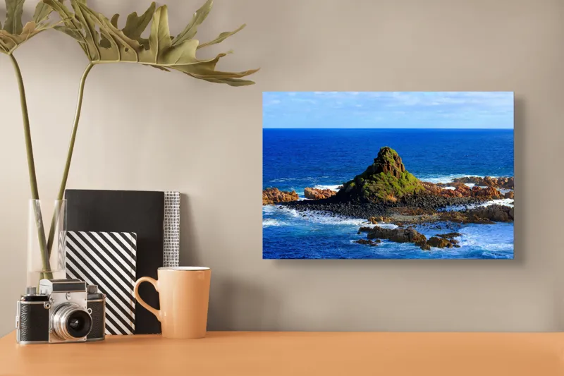 Tablou Canvas, "Insula stâncoasă în mijlocul oceanului", Mare, Stânci, Vegetație, Valuri, Cer, Albastru, Verde, Natură, Ocean, Insulă, 39 x 26 cm – poza 3