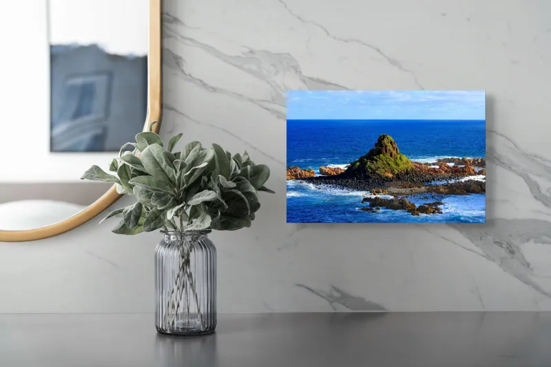 Tablou Canvas, "Insula stâncoasă în mijlocul oceanului", Mare, Stânci, Vegetație, Valuri, Cer, Albastru, Verde, Natură, Ocean, Insulă, 39 x 26 cm – poza 5