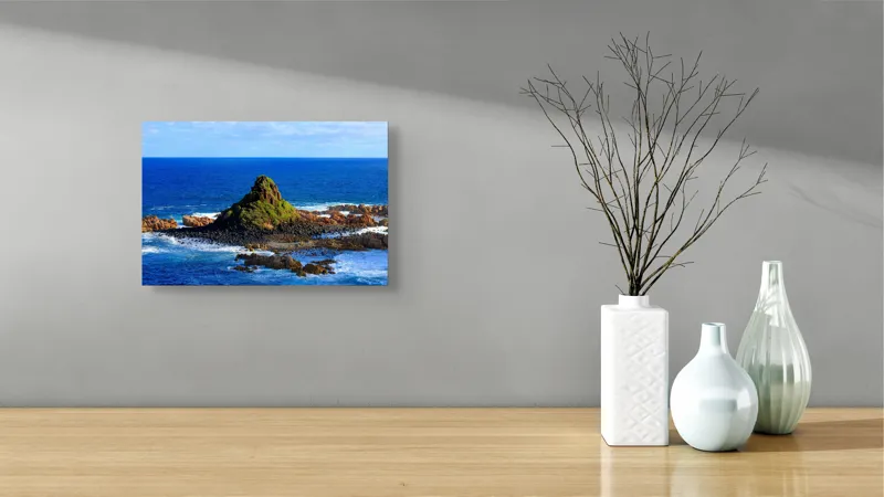 Tablou Canvas, "Insula stâncoasă în mijlocul oceanului", Mare, Stânci, Vegetație, Valuri, Cer, Albastru, Verde, Natură, Ocean, Insulă, 39 x 26 cm – poza 8