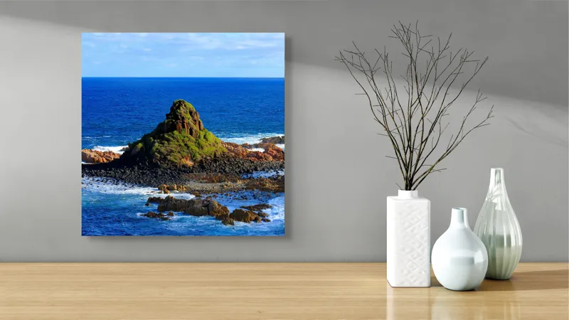 Tablou Canvas, "Insula stâncoasă în mijlocul oceanului", Mare, Stânci, Vegetație, Valuri, Cer, Albastru, Verde, Natură, Ocean, Insulă, 50 x 50 cm – poza 3