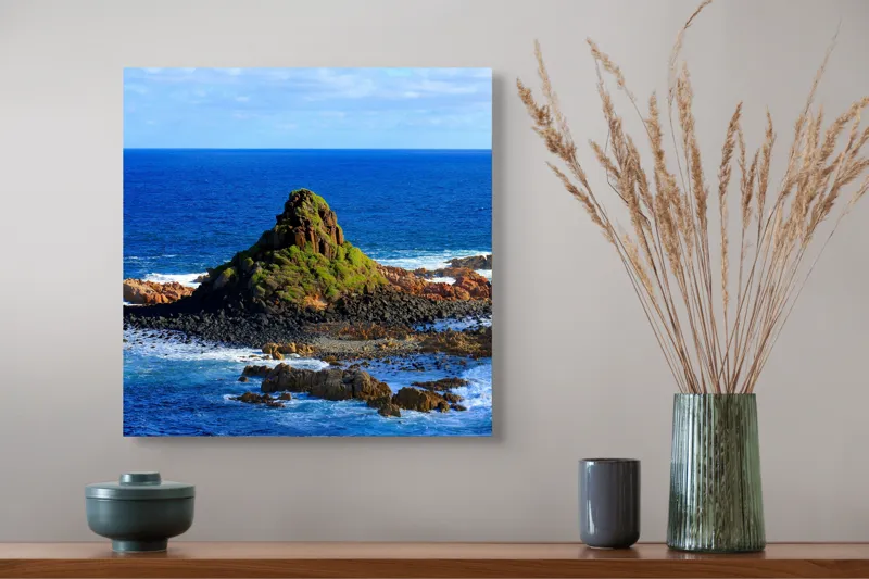 Tablou Canvas, "Insula stâncoasă în mijlocul oceanului", Mare, Stânci, Vegetație, Valuri, Cer, Albastru, Verde, Natură, Ocean, Insulă, 50 x 50 cm – poza 4