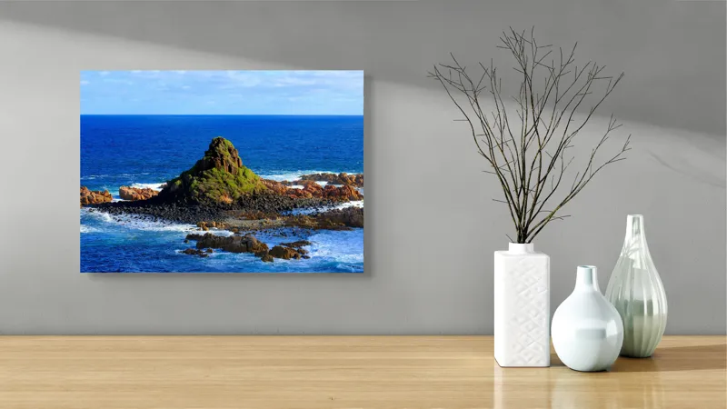Tablou Canvas, "Insula stâncoasă în mijlocul oceanului", Mare, Stânci, Vegetație, Valuri, Cer, Albastru, Verde, Natură, Ocean, Insulă, 54 x 39 cm – poza 3
