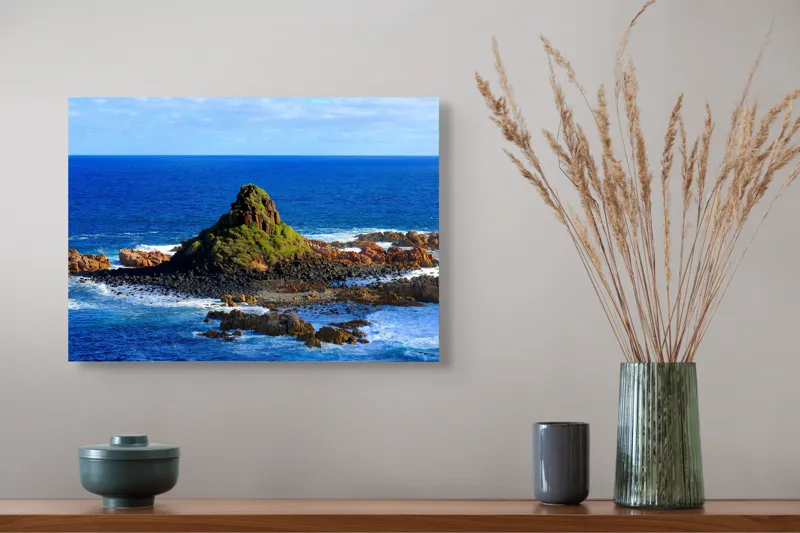 Tablou Canvas, "Insula stâncoasă în mijlocul oceanului", Mare, Stânci, Vegetație, Valuri, Cer, Albastru, Verde, Natură, Ocean, Insulă, 54 x 39 cm – poza 4