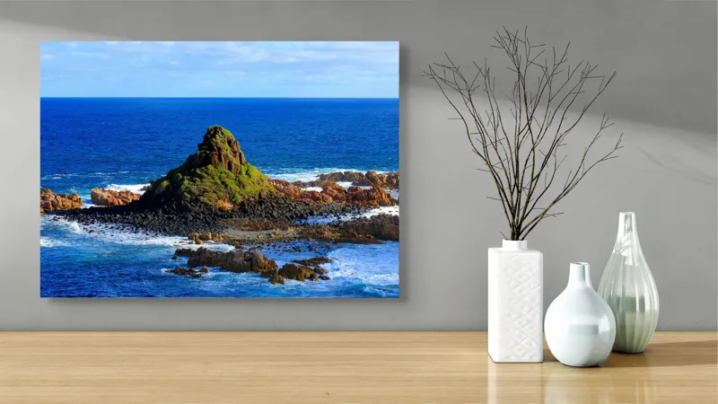 Tablou Canvas, "Insula stâncoasă în mijlocul oceanului", Mare, Stânci, Vegetație, Valuri, Cer, Albastru, Verde, Natură, Ocean, Insulă, 70 x 50 cm – poza 3
