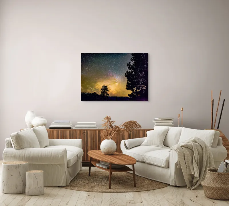Tablou Canvas, "Stele strălucitoare peste pădure întunecată", Cer, Stele, Noapte, Natură, Pădure, Siluetă, Galaxie, Lumină, Strălucire, Mister, Infinit, Timp., 100 x 70 cm – poza 3