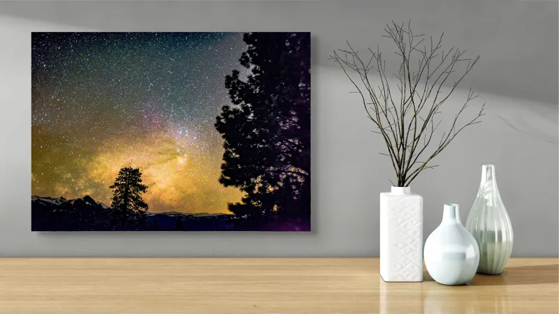 Tablou Canvas, "Stele strălucitoare peste pădure întunecată", Cer, Stele, Noapte, Natură, Pădure, Siluetă, Galaxie, Lumină, Strălucire, Mister, Infinit, Timp., 70 x 50 cm – poza 3