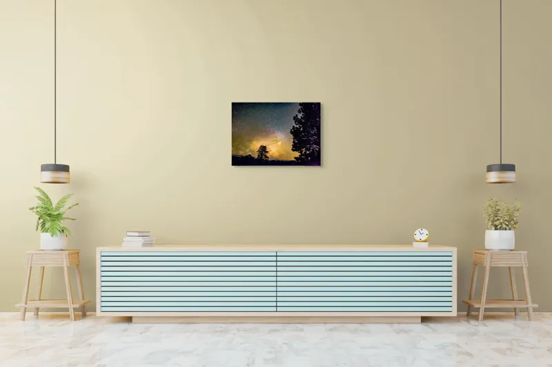 Tablou Canvas, "Stele strălucitoare peste pădure întunecată", Cer, Stele, Noapte, Natură, Pădure, Siluetă, Galaxie, Lumină, Strălucire, Mister, Infinit, Timp., 70 x 50 cm – poza 7