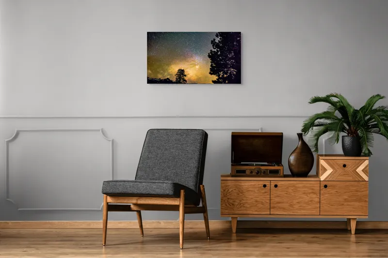 Tablou Canvas, "Stele strălucitoare peste pădure întunecată", Cer, Stele, Noapte, Natură, Pădure, Siluetă, Galaxie, Lumină, Strălucire, Mister, Infinit, Timp., 90 x 50 cm – poza 6