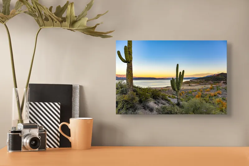 Tablou Canvas, "Apus în deșertul tăcut lângă lac", Cactuși, Apus, Peisaj, Lac, Cer, Vegetație, Coline, Lumină, Pitoresc, Tihnă, 39 x 26 cm – poza 3