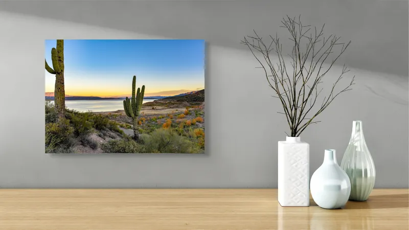 Tablou Canvas, "Apus în deșertul tăcut lângă lac", Cactuși, Apus, Peisaj, Lac, Cer, Vegetație, Coline, Lumină, Pitoresc, Tihnă, 54 x 39 cm – poza 3