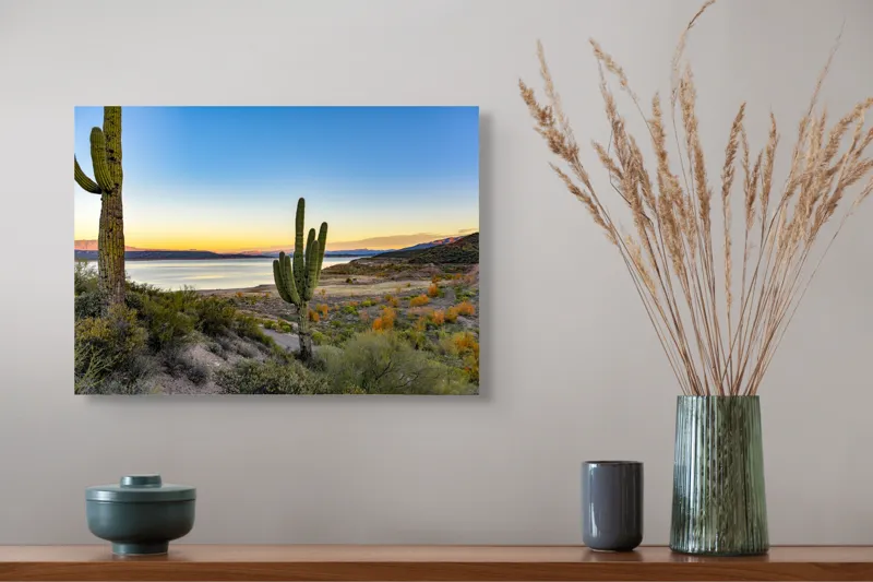 Tablou Canvas, "Apus în deșertul tăcut lângă lac", Cactuși, Apus, Peisaj, Lac, Cer, Vegetație, Coline, Lumină, Pitoresc, Tihnă, 54 x 39 cm – poza 4