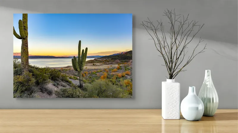 Tablou Canvas, "Apus în deșertul tăcut lângă lac", Cactuși, Apus, Peisaj, Lac, Cer, Vegetație, Coline, Lumină, Pitoresc, Tihnă, 70 x 50 cm – poza 3