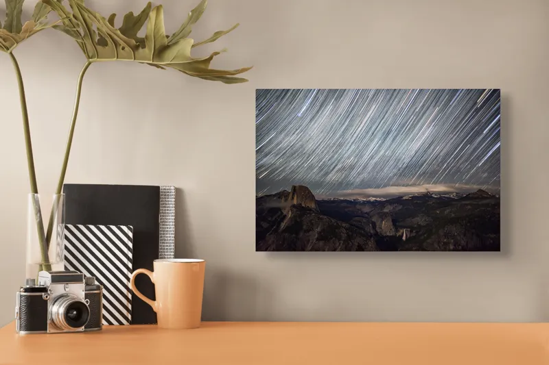 Tablou Canvas, "Stelele dansează deasupra munților tăcuți", Căile, Stelare, Strălucesc, Ceruri, Munți, Panorama, Nocturnă, Magnifică, Timp, Expunere, 39 x 26 cm – poza 3