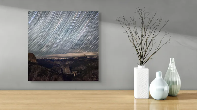 Tablou Canvas, "Stelele dansează deasupra munților tăcuți", Căile, Stelare, Strălucesc, Ceruri, Munți, Panorama, Nocturnă, Magnifică, Timp, Expunere, 50 x 50 cm – poza 3