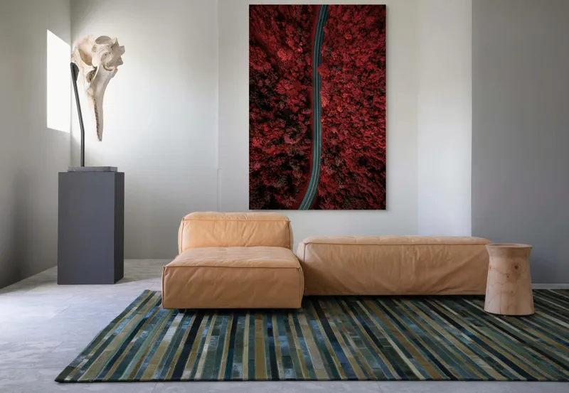 Tablou Canvas, "Drumul singuratic prin pădurea roșie", Drum, Roșu, Pădure, Aerian, Peisaj, Contrast, Natură, Cale, Curbe, Mister, 100 x 150 cm – poza 7