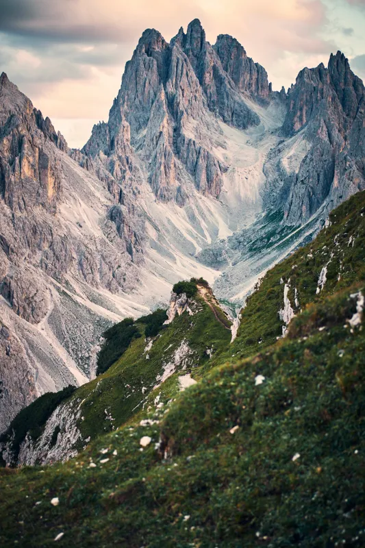 Tablou Canvas, "Munții învăluiți în lumina apusului", Majestic, Rugged, Towering, Serene, Verdant, Picturesque, Stark, Breathtaking, 100 x 150 cm – poza 2
