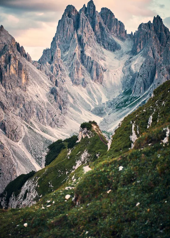 Tablou Canvas, "Munții învăluiți în lumina apusului", Majestic, Rugged, Towering, Serene, Verdant, Picturesque, Stark, Breathtaking, 50 x 70 cm – poza 2