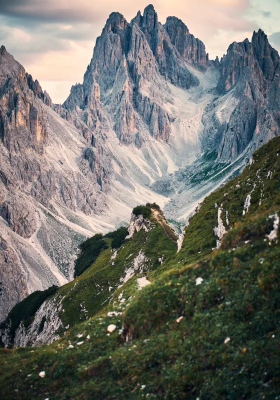 Tablou Canvas, "Munții învăluiți în lumina apusului", Majestic, Rugged, Towering, Serene, Verdant, Picturesque, Stark, Breathtaking, 70 x 100 cm – poza 2