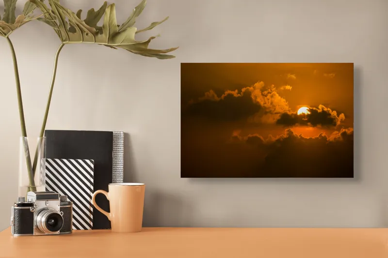 Tablou Canvas, "Soarele ascuns printre nori aurii", Soare, Apus, Nori, Cer, Portocaliu, Umbre, Lumină, Strălucire, Oglindire, Natură, 39 x 26 cm – poza 3
