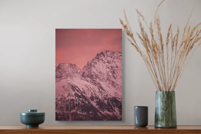 Tablou Canvas, "Tainicul amurg al munților înzăpeziți", Montană, Zăpadă, Creste, Cer, Roz, Apus, Imagine, Frumusețe, Liniște, Peisaj, 39 x 54 cm – poza 3