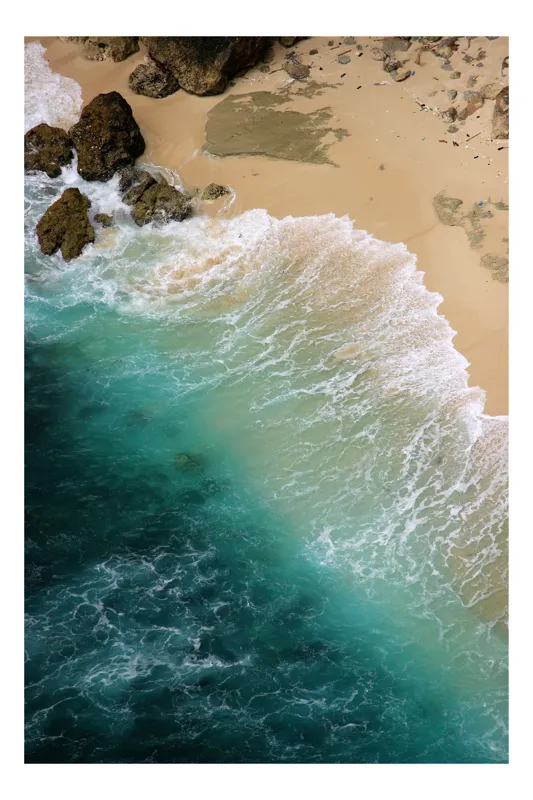 Tablou Canvas, "Valurile mării pe țărmul nisipos", Ocean, Valuri, Nisip, Țărm, Albastru, Spumă, Stânci, Natură, 39 x 54 cm