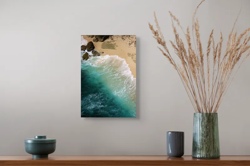 Tablou Canvas, "Valurile mării pe țărmul nisipos", Ocean, Valuri, Nisip, Țărm, Albastru, Spumă, Stânci, Natură, 26 x 39 cm – poza 5