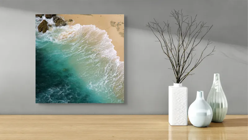 Tablou Canvas, "Valurile mării pe țărmul nisipos", Ocean, Valuri, Nisip, Țărm, Albastru, Spumă, Stânci, Natură, 50 x 50 cm – poza 3