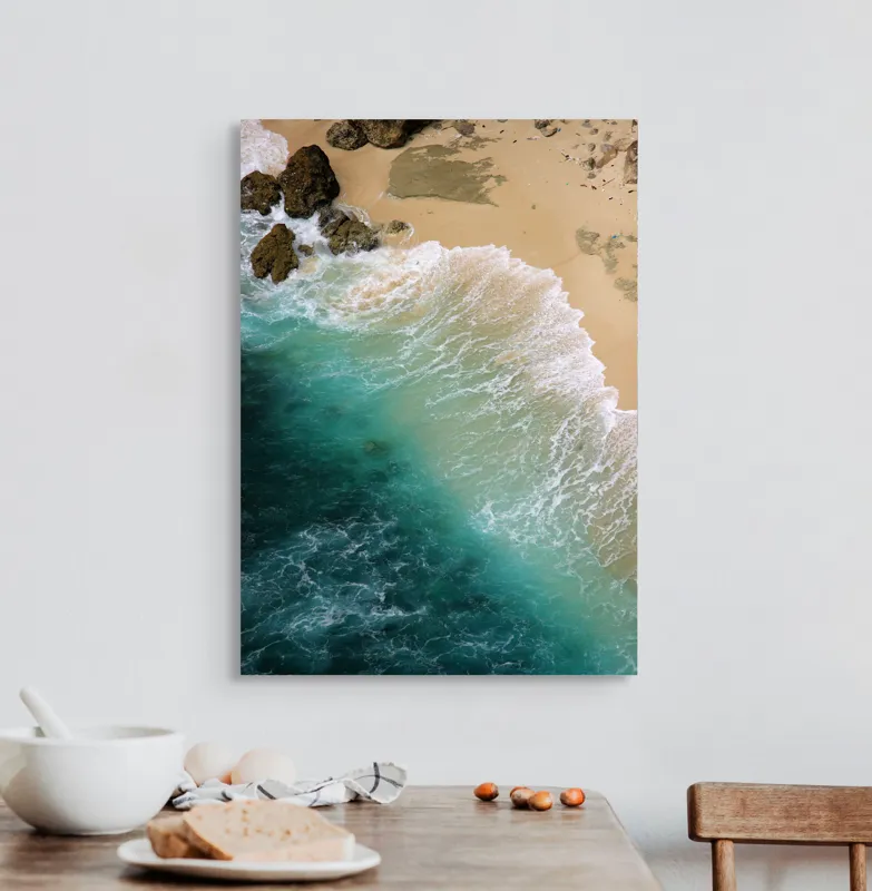 Tablou Canvas, "Valurile mării pe țărmul nisipos", Ocean, Valuri, Nisip, Țărm, Albastru, Spumă, Stânci, Natură, 50 x 70 cm – poza 3